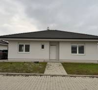 Novostavba rodinný dom Práznovce - Rodinný dom v Práznovciach na ulici ticha s parkovacou plochou a trávnikom.