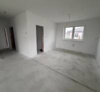 Novostavba rodinný dom Práznovce - Interiér rodinného domu s bielymi stenami a betónovou podlahou, veľké okno.