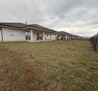 Novostavba rodinný dom Práznovce - Rodinný dom v Práznovciach na ulici Ticha s trávnatým dvorom a oplotením.