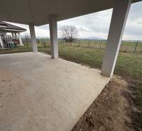 Novostavba rodinný dom Práznovce - Krytá terasa rodinného domu na ulici Ticha v Práznovciach s výhľadom na pole.