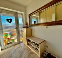 ,Predaj 4 izbový byt, 99 m2 + 30 m2 terasa,3 x parkovanie, BA II - Vstupná chodba so zrkadlom a úložným priestorom v 4-izbovom byte.