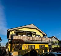 ,Predaj 4 izbový byt, 99 m2 + 30 m2 terasa,3 x parkovanie, BA II - Rodinný dom so záhradou na Tymiánovej ulici, Bratislava - Vrakuňa.