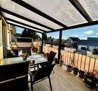 ,Predaj 4 izbový byt, 99 m2 + 30 m2 terasa,3 x parkovanie, BA II - Terasa s posedením a kvetináčmi v 4-izbovom byte, vhodná na oddych.