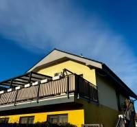 ,Predaj 4 izbový byt, 99 m2 + 30 m2 terasa,3 x parkovanie, BA II - Rodinný dom s veľkým balkónom na Tymiánovej ulici v Bratislave - Vrakuni.