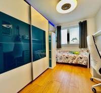 ,Predaj 4 izbový byt, 99 m2 + 30 m2 terasa,3 x parkovanie, BA II - Detská izba v 4-izbovom byte s posteľou, pracovným stolom a šatníkovou skriňou.