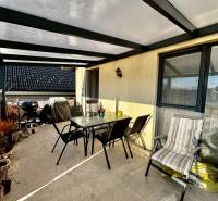 ,Predaj 4 izbový byt, 99 m2 + 30 m2 terasa,3 x parkovanie, BA II - Terasa 4-izbového bytu s posedením, strechou a kvetinovým zátiším.