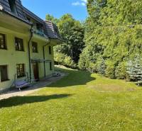 Jedinečná investičná príležitosť ! Motel na vrchu Pezinská Baba - Budova v zeleni na Pezinskej babe v Pezinku, Hotely a penzióny obklopené stromami.