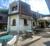 Jedinečná investičná príležitosť ! Motel na vrchu Pezinská Baba - Exteriér hotelu a penziónu na Pezinskej babe v Pezinku s terasou.