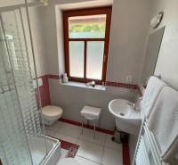 Jedinečná investičná príležitosť ! Motel na vrchu Pezinská Baba - Kúpeľňa s bielou a červenou dlažbou, sprchovým kútom a oknom. Hotely a penzióny.