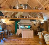 Jedinečná investičná príležitosť ! Motel na vrchu Pezinská Baba - Rustikálny interiér v Hotely a penzióny s podlahou s dreveným dekorom a tradičným zariadením.
