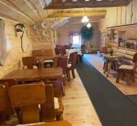 Jedinečná investičná príležitosť ! Motel na vrchu Pezinská Baba - Interiér Hotely a penzióny s dreveným dekorom, drevenými stolmi a dekoratívnymi taniermi na stene.