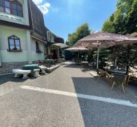 Jedinečná investičná príležitosť ! Motel na vrchu Pezinská Baba - Exteriér hotela a penziónu na Pezinskej babe v Pezinku s vonkajším posedením.