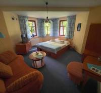 Jedinečná investičná príležitosť ! Motel na vrchu Pezinská Baba - Spálňa v Hoteloch a penziónoch s posteľou, gaučom, stolom a TV.