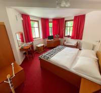 Jedinečná investičná príležitosť ! Motel na vrchu Pezinská Baba - Izba v hoteloch a penziónoch so zariadením, červenými závesmi a podlahou s dreveným dekorom.