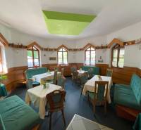 Jedinečná investičná príležitosť ! Motel na vrchu Pezinská Baba - Jedáleň s čalúnenými stoličkami a modrým kobercom v hoteloch a penziónoch.