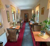 Jedinečná investičná príležitosť ! Motel na vrchu Pezinská Baba - Chodba s ratanovými stoličkami a stolmi, vhodná pre Hotely a penzióny.