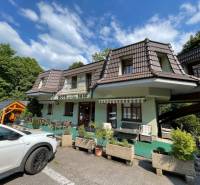 Jedinečná investičná príležitosť ! Motel na vrchu Pezinská Baba - Exteriér motela na Pezinskej babe v Pezinku obklopený zeleňou, Hotely a penzióny.