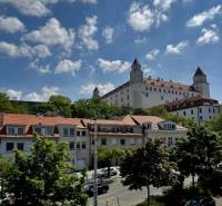 Prenájom veľkého luxusného 2izb bytu pri Bratislavskom hrade - Bratislavský hrad nad ulicou s autami v Bratislave - Staré Mesto, na Palisádach.