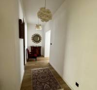 Prenájom veľkého luxusného 2izb bytu pri Bratislavskom hrade - Chodba v 2-izbovom byte s podlahou s dreveným dekorom a ozdobnými svietidlami.