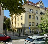 Prenájom veľkého luxusného 2izb bytu pri Bratislavskom hrade - Historická budova na Palisádach v Bratislave - Starom Meste obklopená zeleňou a parkoviskom.