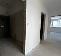 Predaj 3-izbového bytu len 15 minút od Bratislavy  - Nezariadený priestor v 3-izbovom byte s bielymi stenami a veľkým oknom.