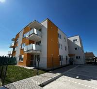 Predaj 3-izbového bytu len 15 minút od Bratislavy  - Trojposchodová budova s balkónmi na ulici Šamot v Dunajskej Strede.