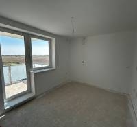 Predaj 3-izbového bytu len 15 minút od Bratislavy  - Izba v 3-izbovom byte so svetlým interiérom a veľkým oknom na balkón.