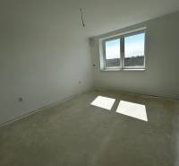 Predaj 3-izbového bytu len 15 minút od Bratislavy  - Izba v 3-izbovom byte s veľkým oknom a pohľadom na krajinu.