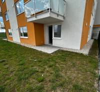 3-izbový byt v štandarde vrátane kuchyne len 15 minút od BA - Bytový komplex so zelenou plochou a balkónom na ulici Šámot pri 4-izbovom byte.