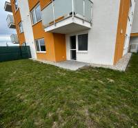 3-izbový byt v štandarde vrátane kuchyne len 15 minút od BA - 4-izbový byt na Šámotskej ulici v Šamoríne s upravenou trávnatou záhradou.