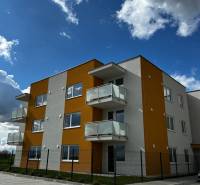 3-izbový byt v štandarde vrátane kuchyne len 15 minút od BA - Bytový dom na predaj, ulici Šámot, možnosť 4-izbového bytu s parkovaním.