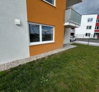 3-izbový byt v štandarde vrátane kuchyne len 15 minút od BA - Bytový dom na ulici Šámot s 4-izbovým bytom, fasáda kombinácia oranžovej a bielej.