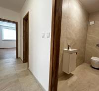 3-izbový byt v štandarde vrátane kuchyne len 15 minút od BA - Chodba s dlažbou a kúpeľňou v 3-izbovom byte.