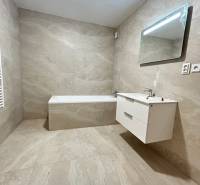 3-izbový byt v štandarde vrátane kuchyne len 15 minút od BA - Kúpeľňa v 3-izbovom byte s vaňou, umývadlom, zrkadlom a svetlými obkladmi.
