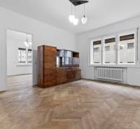 Predaj 4-izbový byt, 102m2, terasa 50m2, Bratislava-centrum, Gorkého - Obývacia izba s vitrínou, podlahou s dreveným dekorom a bielymi stenami v 4-izbovom byte.