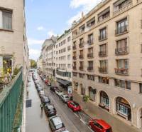 Predaj 4-izbový byt, 102m2, terasa 50m2, Bratislava-centrum, Gorkého - Ulica Praha - Nové Mesto s autami a bytovými domami z pohľadu balkóna.