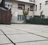 Predaj 4-izbový byt, 102m2, terasa 50m2, Bratislava-centrum, Gorkého - Terasa 4-izbového bytu so zeleňou a kamennou dlažbou zasadená v mestskom dvore.