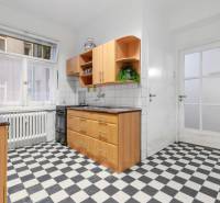 Predaj 4-izbový byt, 102m2, terasa 50m2, Bratislava-centrum, Gorkého - Kuchyňa v 4-izbovom byte s čiernobielou dlažbou a dreveným dekorom kuchynskej linky.