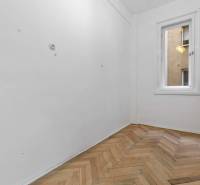 Predaj 4-izbový byt, 102m2, terasa 50m2, Bratislava-centrum, Gorkého - Izba v 4-izbovom byte s podlahou s dreveným dekorom a oknom, svetlé steny.