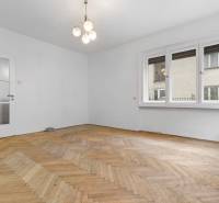 Predaj 4-izbový byt, 102m2, terasa 50m2, Bratislava-centrum, Gorkého - Obývačka v 4-izbovom byte s podlahou s dreveným dekorom a veľkými oknami.