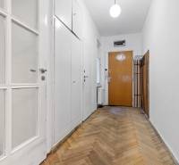 Predaj 4-izbový byt, 102m2, terasa 50m2, Bratislava-centrum, Gorkého - Vstupná chodba so svetlým nábytkom a podlahou s dreveným dekorom v 4-izbovom byte.