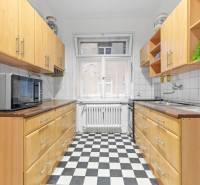 Predaj 4-izbový byt, 102m2, terasa 50m2, Bratislava-centrum, Gorkého - Kuchyňa so šachovnicovou podlahou a svetlými skrinkami v 4-izbovom byte.