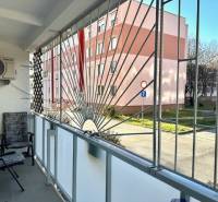 1 izb. zrekonštruovaný byt s veľkou loggiou, Karlova Ves - Lodžia 1-izbového bytu na Tilgnerovej ulici v Bratislave - Karlovej Vsi.