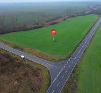 Znížená cena - Investičné pozemky  5722 m2 | Záhorská Ves - Križovatka blízko komerčných pozemkov v Záhorskej Vsi obklopená zelenými poliami.