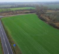 Znížená cena - Investičné pozemky  5722 m2 | Záhorská Ves - Cesta vedie popri rozľahlých komerčných pozemkoch pri Záhorskej Vsi.