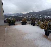 Štýlový 2-izbový byt s exkluzívnou terasou 102 m²  - Zasnežená terasa v Novej Bani na ulici Pod sekvojou s horským výhľadom.