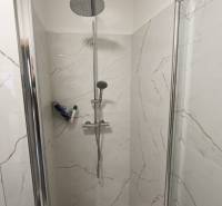Štýlový 2-izbový byt s exkluzívnou terasou 102 m²  - Sprchovací kút s mramorovým obkladom v 2-izbovom byte.