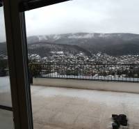 Štýlový 2-izbový byt s exkluzívnou terasou 102 m²  - Výhľad na zasneženú krajinu v Nová Baňa z balkóna bytu na ulici Pod sekvojou.