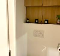 | Predaj 1-izbového bytu – Račianska, Bratislava - Kúpeľňa s toaletou a drevenými skrinkami, vhodná pre 1-izbový byt.