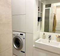 | Predaj 1-izbového bytu – Račianska, Bratislava - Kúpeľňa v 1-izbovom byte so sprchou, umývadlom a práčkou.